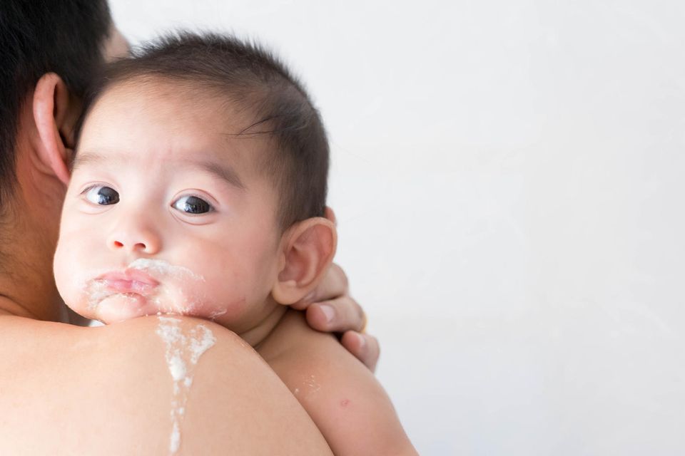 Wochenbett-Geschichten: Baby spuckt Milch auf Schulter