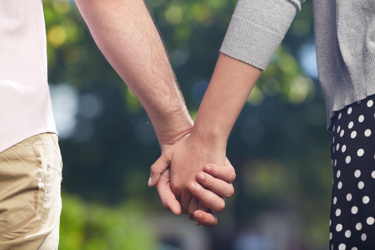 Polizei ermittelt wegen Betrugt: Paar hält Händchen