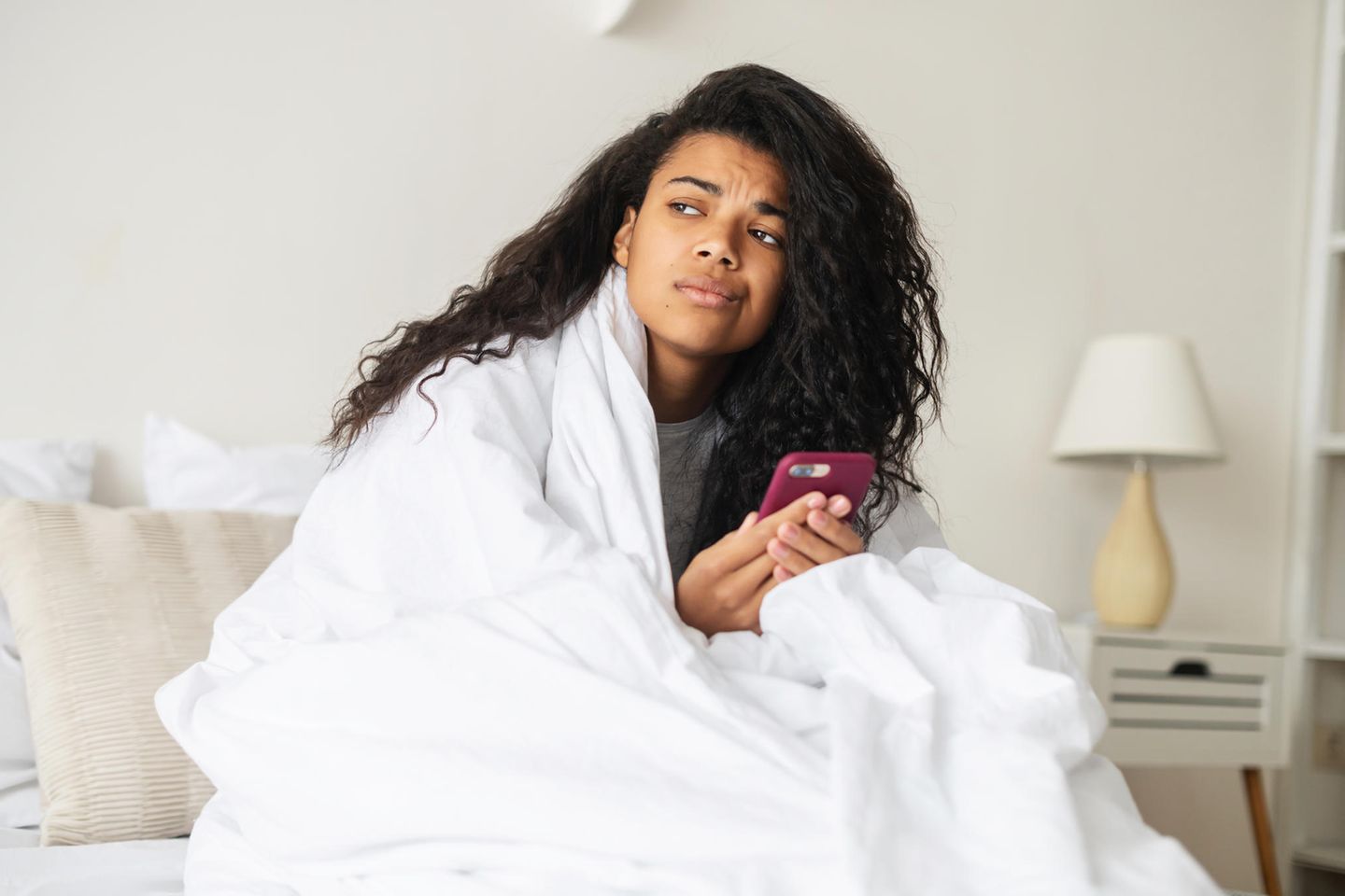 Vorurteile: Frau im Bett mit Handy