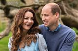 Vor 10 Jahren gaben sich Herzogin Catherine und Prinz William das Jawort! Auf neuen Porträts zum Hochzeitstag lächelt der Thronfolger seine Frau verliebt an – kein Wunder, Kate strahlt immer noch mindestens genau so schön! Die Dreifach-Mama trägt ein blaues Wickelkleid mit Blumenprint. 