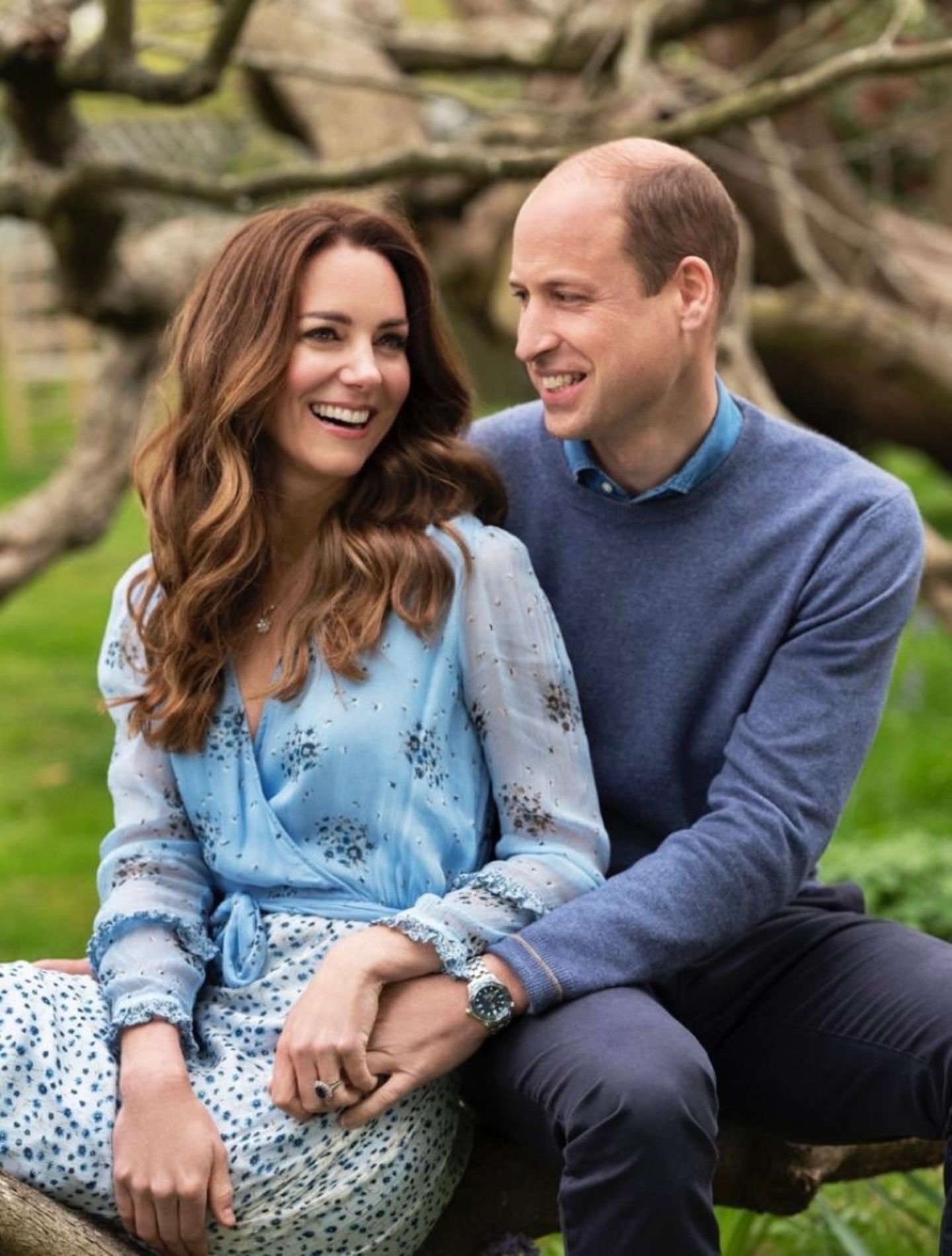 Vor 10 Jahren gaben sich Herzogin Catherine und Prinz William das Jawort! Auf neuen Porträts zum Hochzeitstag lächelt der Thronfolger seine Frau verliebt an – kein Wunder, Kate strahlt immer noch mindestens genau so schön! Die Dreifach-Mama trägt ein blaues Wickelkleid mit Blumenprint. 