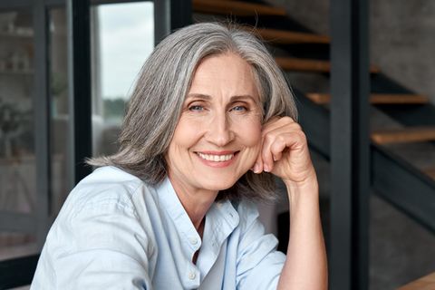 Frau mit grauen Haaren
