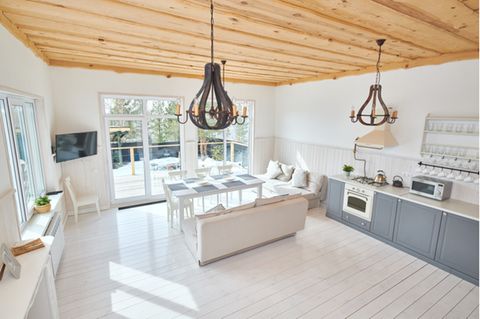 Deckengestaltung: Helle Küche mit Holzdecke