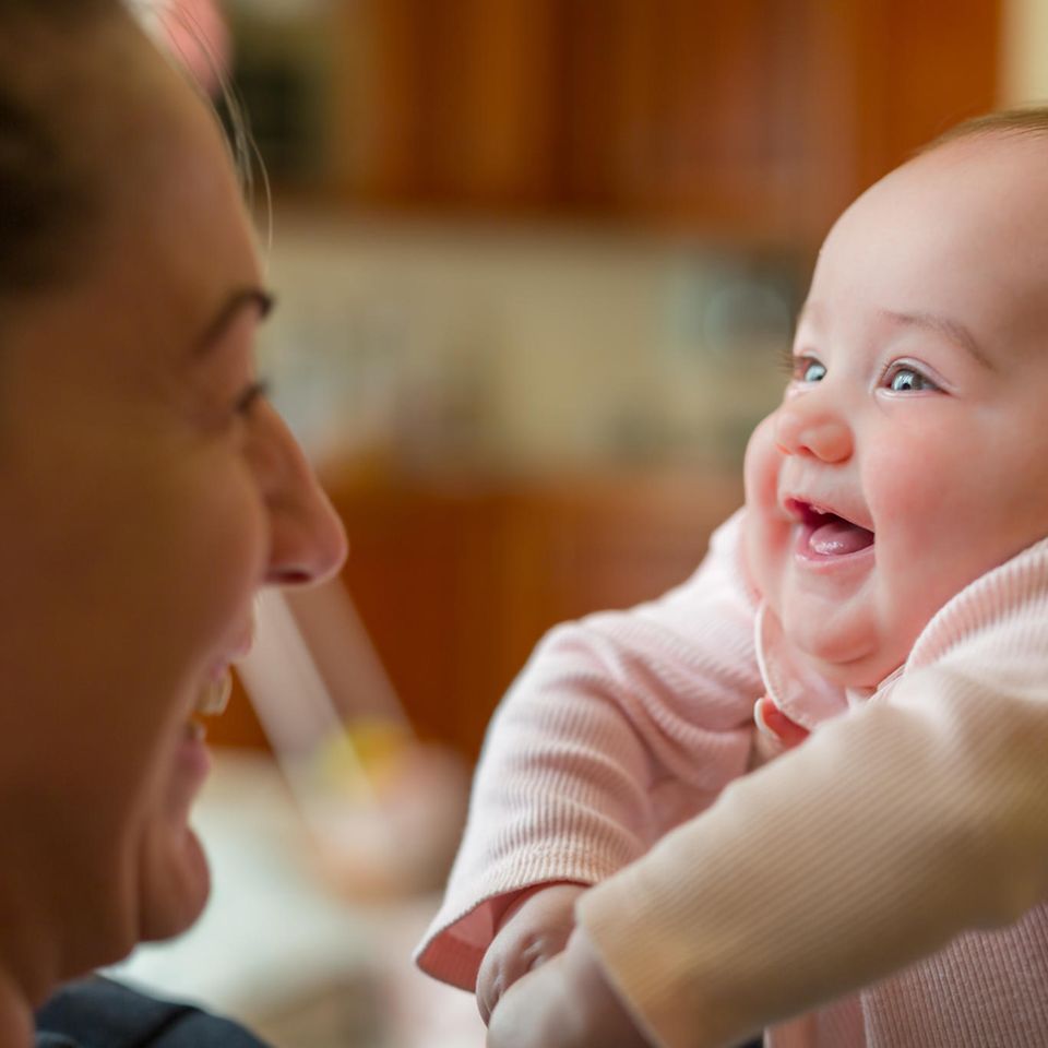 Babynamen 2021: Mutter hält Baby lachend