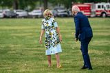 Was für ein süßes Foto! Auf dem Weg zum Flugzeug scheint Präsident Joe Biden so hin und weg von seiner Ehefrau zu sein, dass er spontan ein Gänseblümchen pflückt und es seiner Gattin feierlich überreicht. Verständlich! Denn Dr. Jill Biden sieht in ihrem Lemon-Kleid einfach hinreißend aus. Das Kleid scheint ein Liebling im Kleiderschrank der First Lady zu sein, denn bereits ein paar Wochen vorher bei den "International Women of Courage Awards" griff sie zu dem Oscar de la Renta-Kleid.