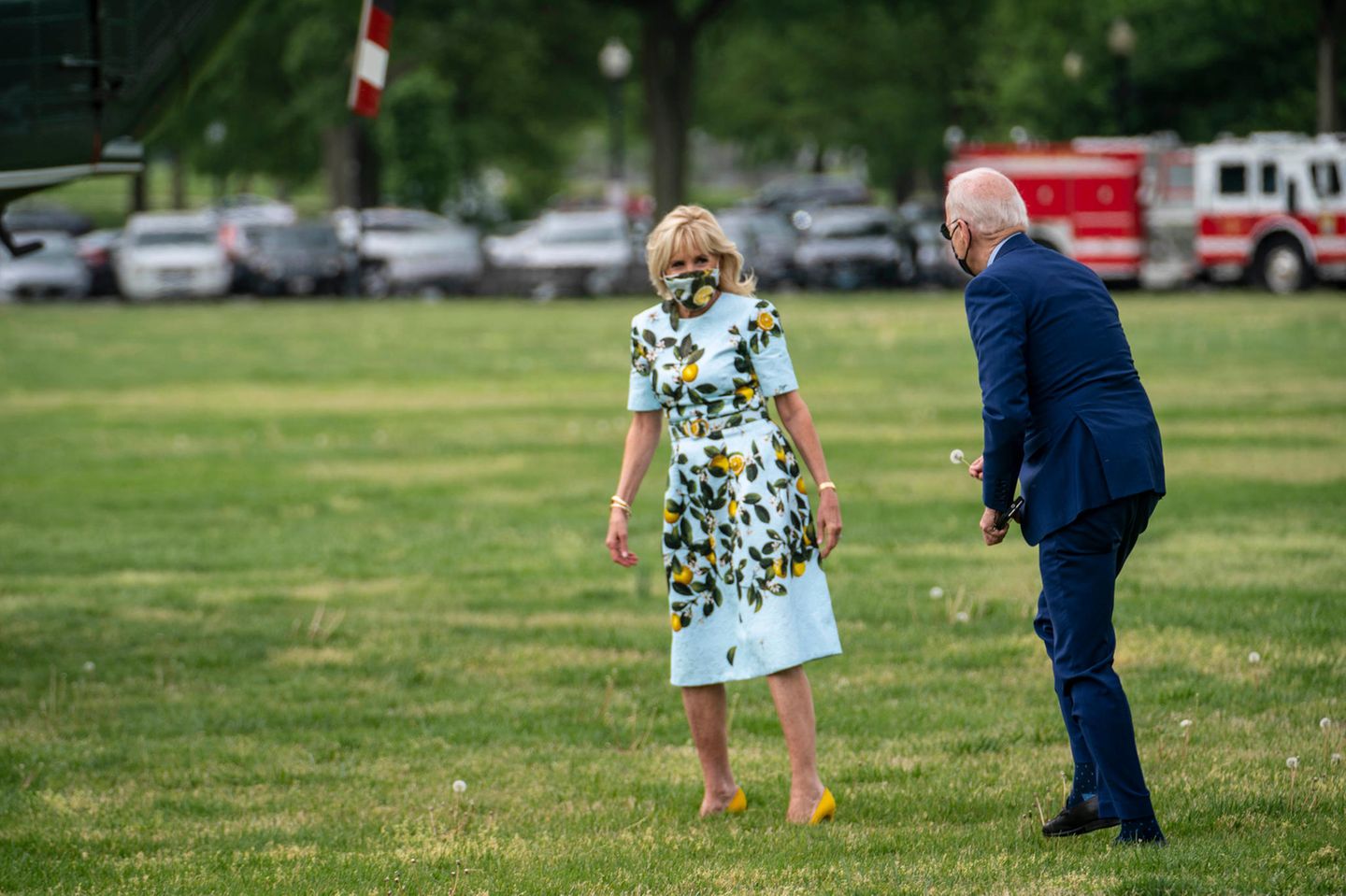 Was für ein süßes Foto! Auf dem Weg zum Flugzeug scheint Präsident Joe Biden so hin und weg von seiner Ehefrau zu sein, dass er spontan ein Gänseblümchen pflückt und es seiner Gattin feierlich überreicht. Verständlich! Denn Dr. Jill Biden sieht in ihrem Lemon-Kleid einfach hinreißend aus. Das Kleid scheint ein Liebling im Kleiderschrank der First Lady zu sein, denn bereits ein paar Wochen vorher bei den "International Women of Courage Awards" griff sie zu dem Oscar de la Renta-Kleid.