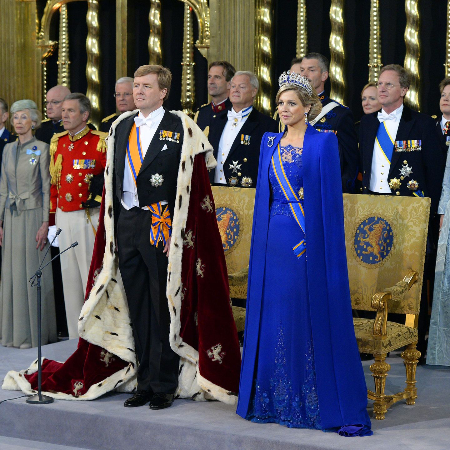 Königin Máxima trägt eine royalbalue Robe von Jan Taminiau