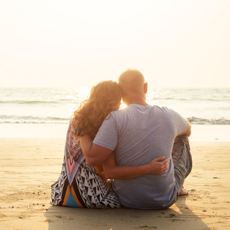 Nach Affäre: Paar am Strand