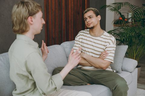 Was ist ein Narzisst: Zwei Männer sitzen sich gegenüber und streiten