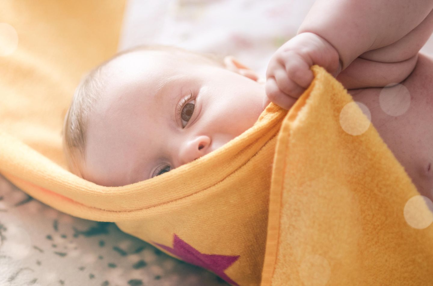 Life-Hacks für Eltern: Baby spielt mit Decke