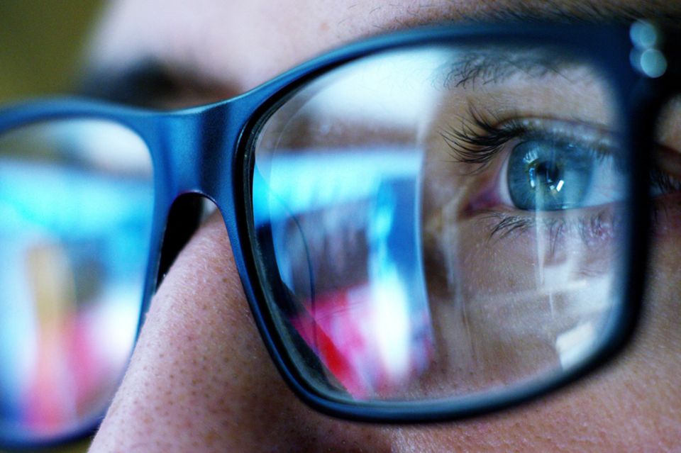 Augentraining:  Mann mit Brille
