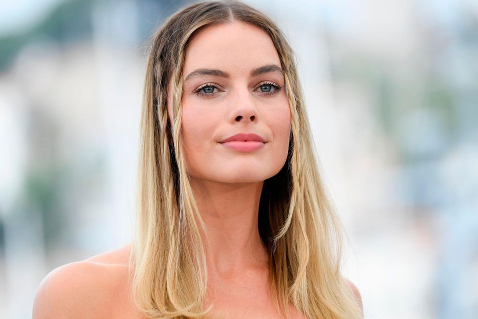 Margot Robbie trägt Face Framing Braids bei den Filmfestspielen in Cannes.