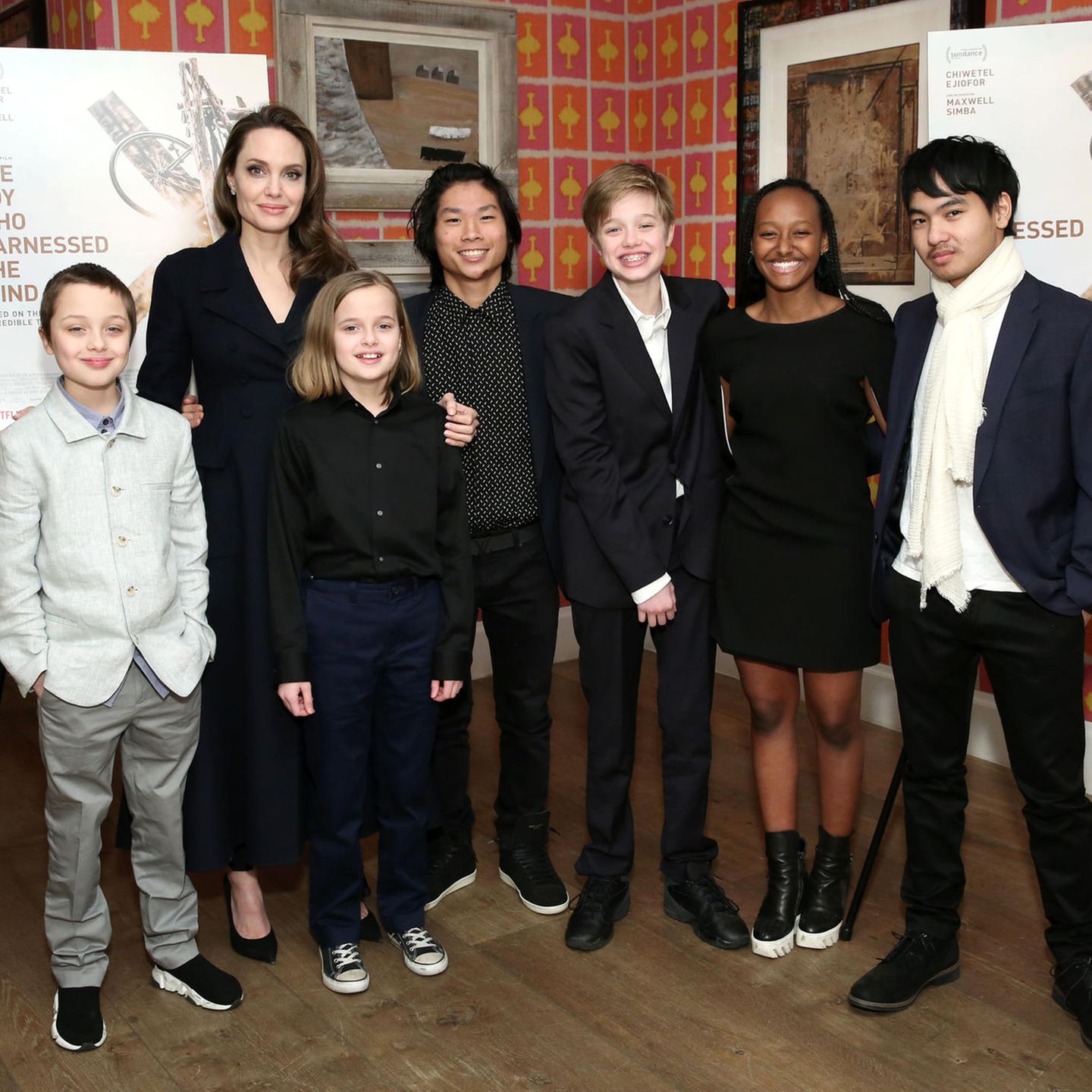 Familienglück international: Angelina Jolie und ihre sechs Kinder sind eine eingeschworene Truppe. Neben den drei leiblichen Kindern mit Exmann Brad Pitt ist die Schauspielerin und Regisseurin auch stolze Adoptivmutter von Maddox aus Kambodscha, Pax Thien aus Vietnam und Zahara aus Äthiopien.
