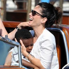 Sandra Bullock genießt ihr Mutterglück mit den beiden adoptierten Kindern Louis und Laila. Die Oscar-Preisträgerin traf ihre Entscheidung für eine Familie ohne festen Partner und ist als "Single Mom" überglücklich.