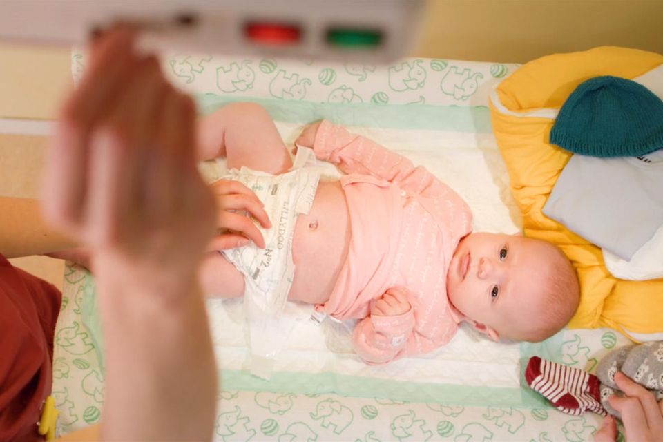 Serie "Abgenabelt" zeigt authentische Geburten Abgenabelt: Baby auf Wickeltisch