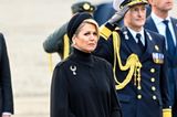 Königin Máxima der Niederlande liebt normalerweise farbenfrohe Styles, gerne auffällig und mit Mustern. In Amsterdam besucht sie zusammen mit ihrem Mann Willem-Alexander eine Gedenkfeier und entscheidet sich diesmal aufgrund des Anlasses des Totengedenktages für einen Komplett-Look in Schwarz. Sie trägt ein figurbetontes Kleid von Massimo Dutti und darüber einen Cape-Mantel. Beides lässt sie sehr elegant wirken. Bei Schuhen und Accessoires entscheidet sie sich ebenfalls für Ton-in-Ton und beweist erneut wahres Stilgefühl.