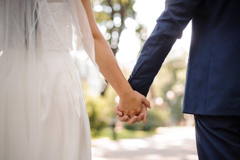 Josephin und Klaus Thimm: Verheiratetes Paar hält Händchen