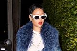 Doch wir können sagen: Rihannas Mut hat sich ausgezahlt. Der Pixie Cut steht der Sängerin wirklich großartig. Mit roten Lippen, einem blauen Fellmantel und einer grünen Tarnhose macht sie den Look komplett – und beweist wieder einmal ihre Verwandlungsfähigkeit. 