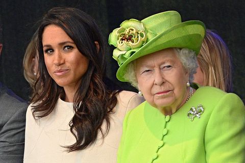 Briten fordern: Herzogin Meghan soll Royal-Titel von Buch entfernen: Queen Elizabeth und Herzogin Meghan sitzen nebeneinander