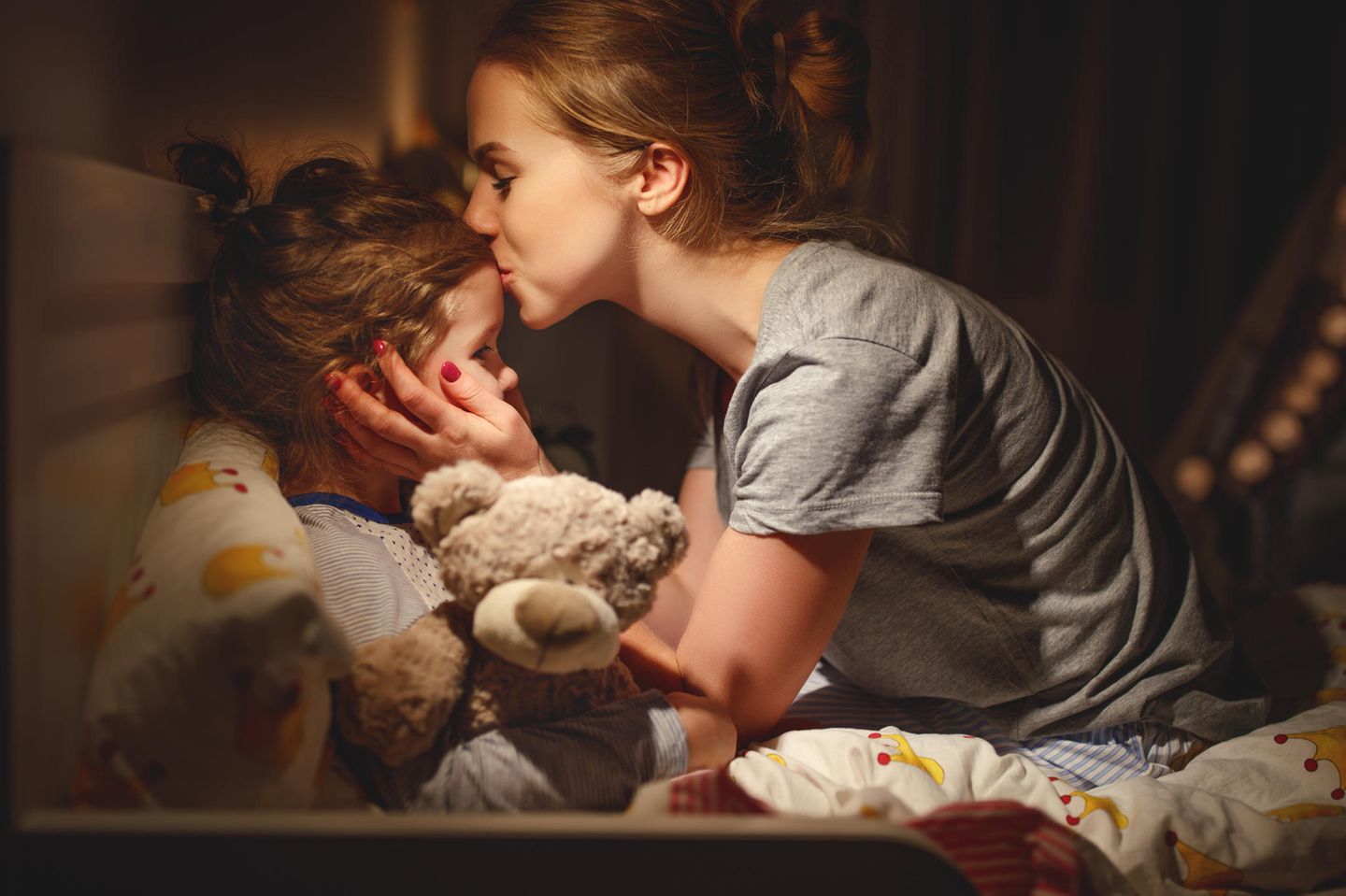 User:innen-Stimmen: Mutter gibt Tochter einen Kuss