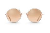Die runde Form und das Metallgestellt erinnern an die Hippies in den 60er Jahren. Einen modernen Twist erhält die Sonnenbrille allerdings durch ihre freischwebenden Gläser und die Hingucker-Farbe in einem sanften Peach-Ton. Von Thomas Sabo, kostet ca. 200 Euro. 