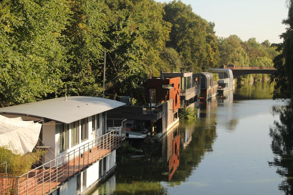 Hausboote auf einem Kanal in der Nähe von Hamburg