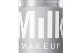 Was es ist: Lip & Cheek Rouge von Milk Makeup, ca. 23 Euro.  Wieso der Hype? Dieses Produkt ist Rouge und Lippenstift in einem. Die cremige Textur ist vor allem für diejenigen von uns perfekt, die wenig Make-up tragen oder nicht viel Zeit haben. Auch toll: Den Stick einfach mitnehmen – für ein Auffrischen unterwegs.