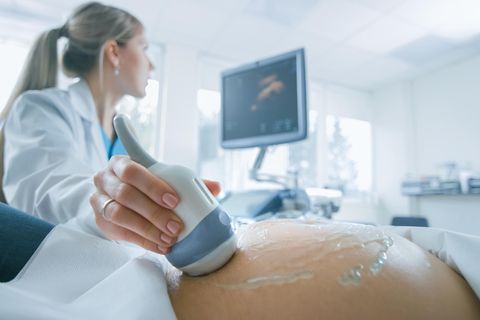 Kinderwunsch trotz Krankheit: Ultraschalluntersuchung am Babybauch