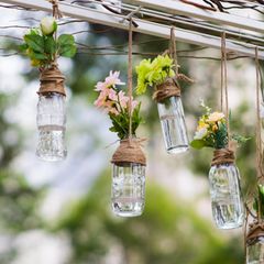 Upcycling Ideen Garten: Blumenvase aus alten Glasflaschen