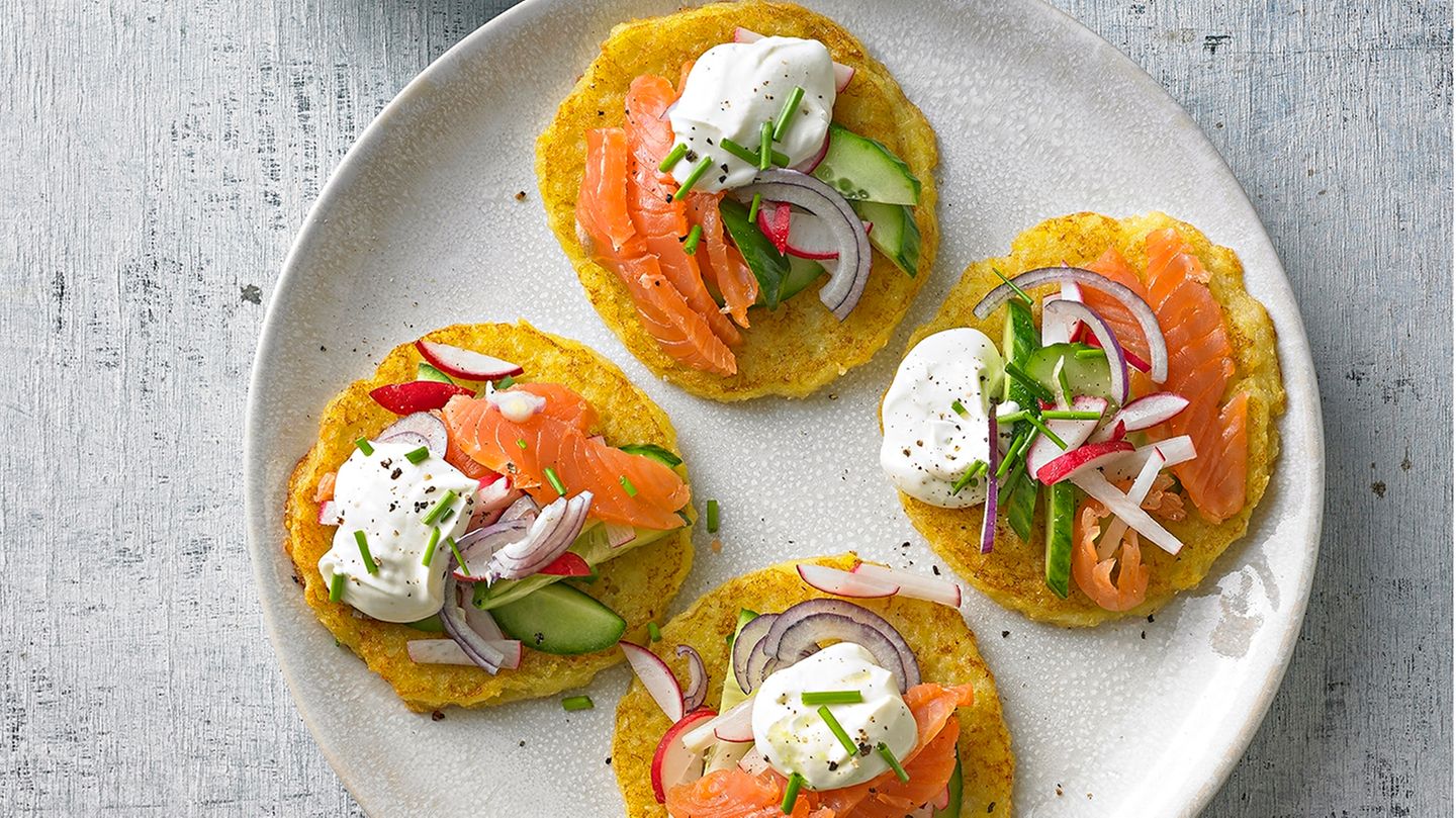 Kartoffelpuffer mit Lachs und Wasabi-Schmand | BRIGITTE.de