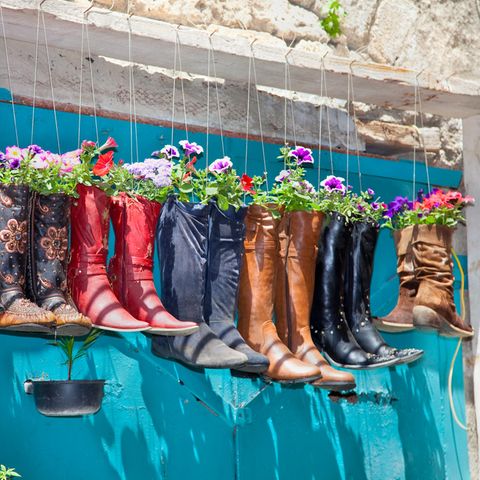 Upcycling-Ideen für den Garten: Stiefel als Pflanzenkübel