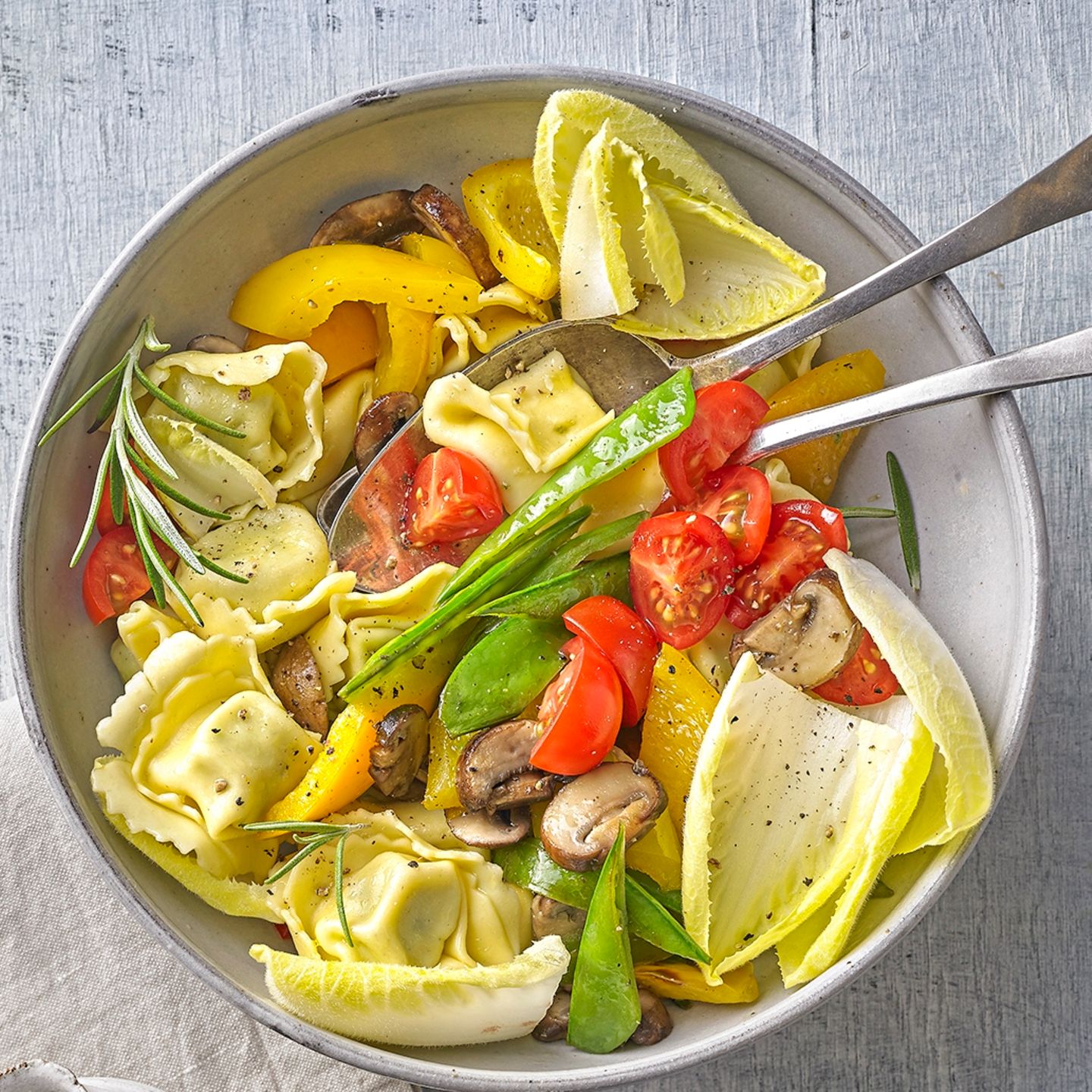 Tortelloni-Salat mit Pfannengemüse