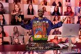 Snoop Doog sorgt als DJ für die richtige Musik, und zeigt per Hoddie, wer er ist!