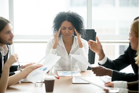Meetingitis: Frustrierte Frau im Meeting