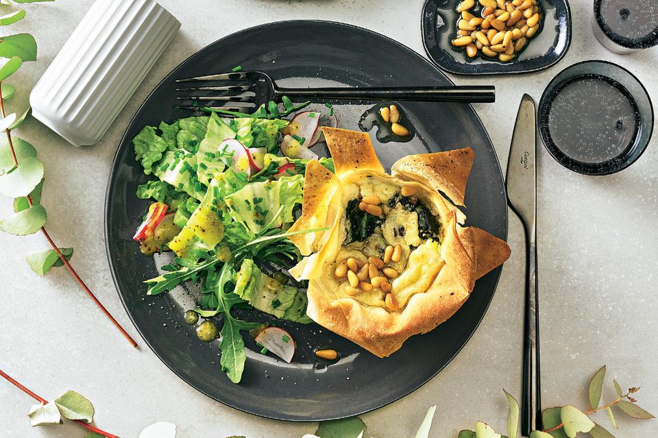 Spinat-Shiitake-Tartelettes mit Römersalat Spinat-Shiitake-Tartelettes mit Römersalat