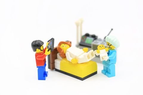 Carla Belucci: Geburt wird gefilmt, Legofiguren