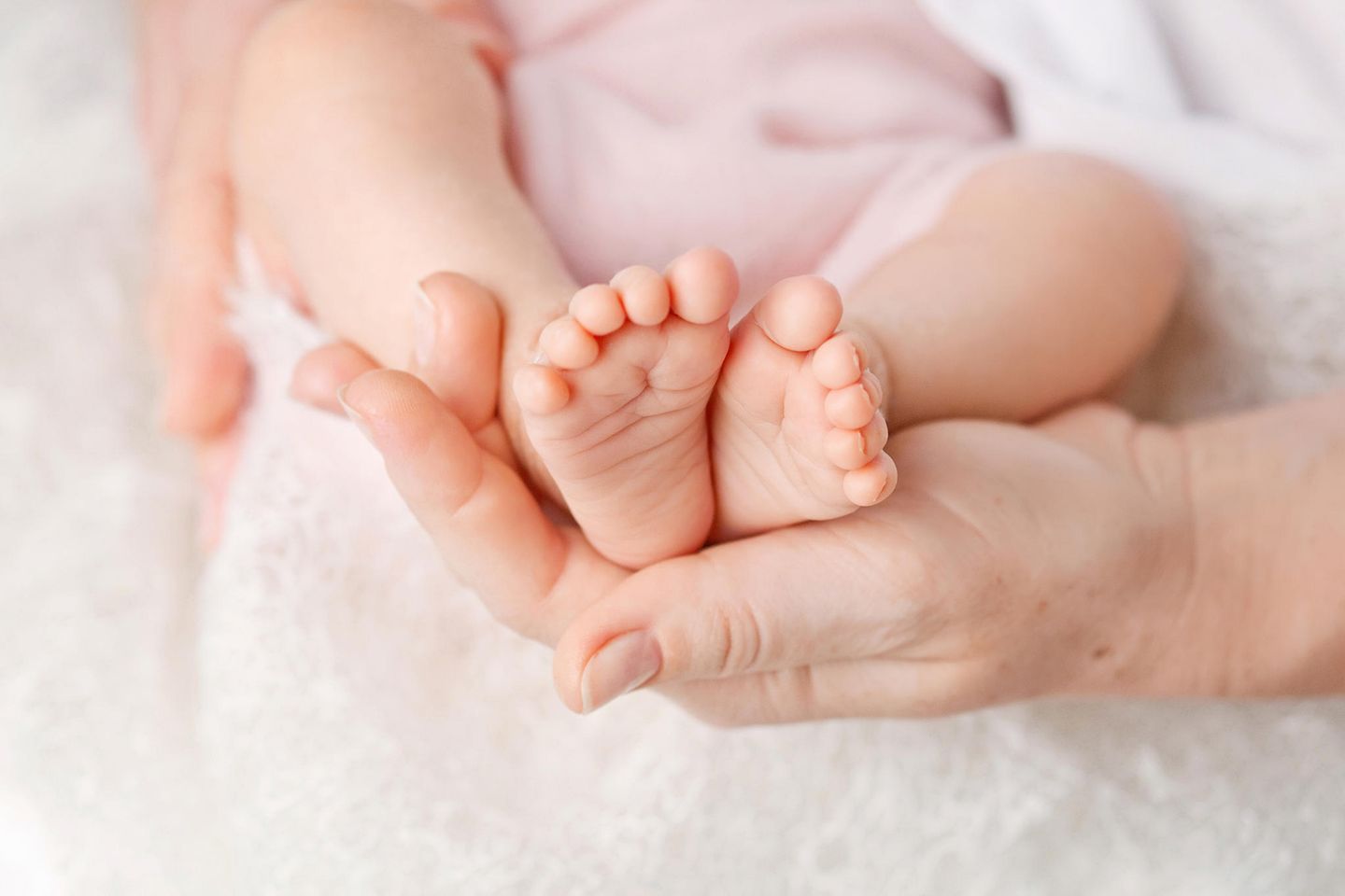 Babynamen: Eine Frau hält Babyfüße
