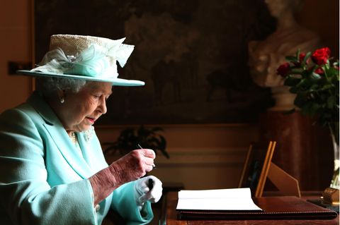 Dankeskarte aus dem Palast: Queen Elizabeth beim Schreiben eines Briefes