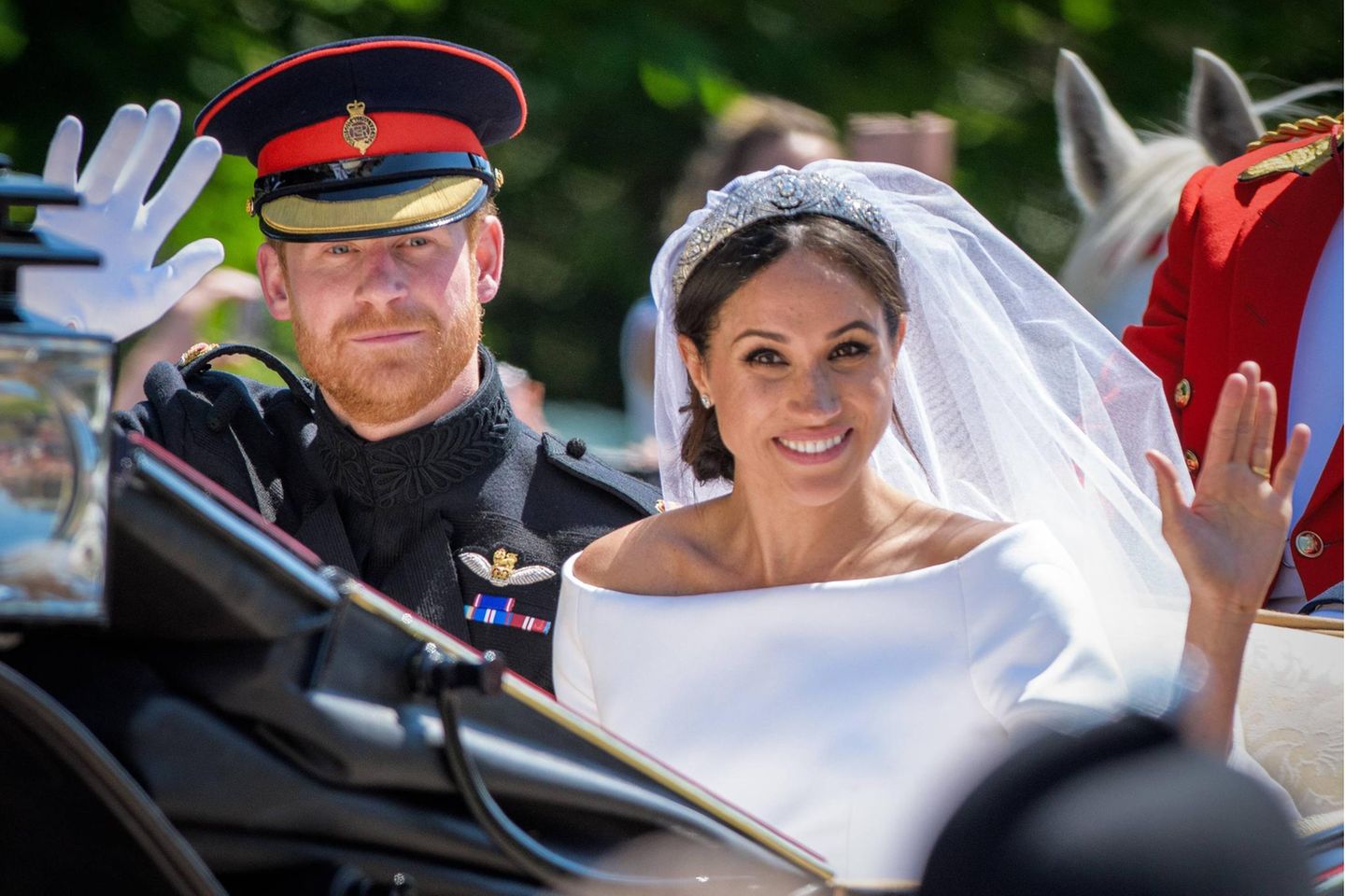Prinz Harry + Herzogin Meghan: Ihr Hochzeitstag spielt für die Royal Family keine Rolle: Das Paar winkt nach seiner Hochzeit