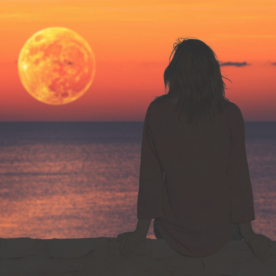 Horoskop: Eine Frau beobachtet den Mond