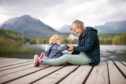 Großeltern-Typologie: Oma mit Kind am See