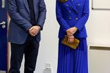 Prinz Wílliam ist schon seit ein paar Tagen in Schottland, nun folgt endlich auch Kate. In einem royalblauen Ensemble, bestehend aus einem Plisséerock in Midilänge von Hope Fashion (ca.110 Euro) und einem schmal geschnittenen Blazer von Zara (ca. 60 Euro), sorgt die Herzogin für einen stilsicheren Auftritt in Edinburgh. Dazu kombiniert sie camelfarbene Accessoires.