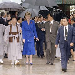 Während einer Reise nach Hongkong im Jahr 1992 zeiget sich Prinzessin Diana in einem blauen Ensemble bestehend aus Faltenrock und Long-Blazer. Ein Outfit, das sich Kate während ihrer Schottland-Reise definitiv zum Vorbild genommen hat ... 