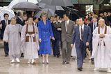 Während einer Reise nach Hongkong im Jahr 1992 zeiget sich Prinzessin Diana in einem blauen Ensemble bestehend aus Faltenrock und Long-Blazer. Ein Outfit, das sich Kate während ihrer Schottland-Reise definitiv zum Vorbild genommen hat ... 