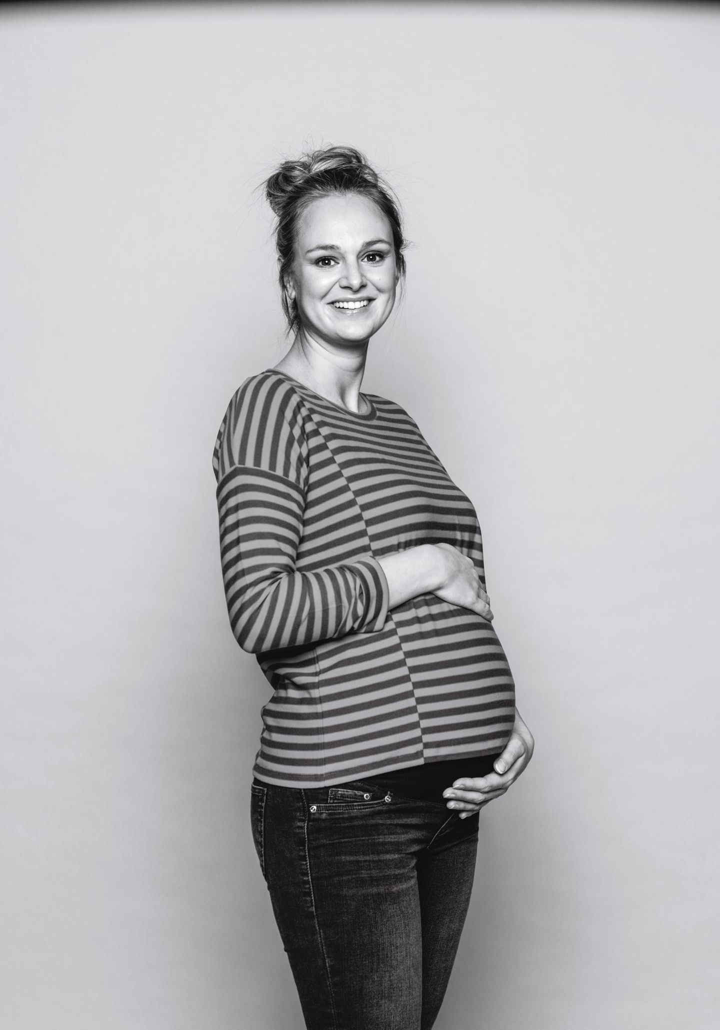 Mode für Schwangere: Mareike hält ihren Babybauch