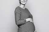 Mode für Schwangere: Mareike hält ihren Babybauch