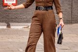 Für den Besuch der Hogeschool in Rotterdam setzt Königin Máxima auf einen eleganten und doch lässigen Look. Zum braunen Woll-Jumpsuit kombiniert die Monarchin einen breiten Taillengürtel sowie Pumps und Henkeltasche. Das Outfit steht ihr hervorragend, ein Detail macht Máxima an dem Tag dennoch mächtig zu schaffen. 