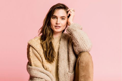 Homewear: Model im Cardigan-Look