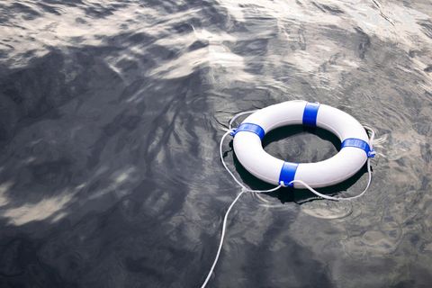 Versicherungslücke: Rettungsring auf dem Wasser