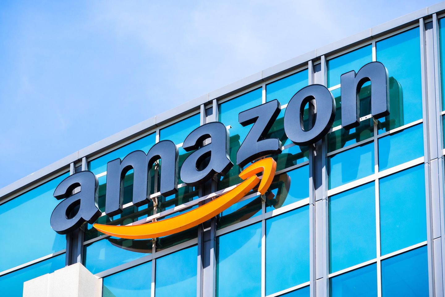 Online-Riese kauft MGM für 8,45 Milliarden Dollar: Das "Amazon"-Zeichen an einem Gebäude aus Glas
